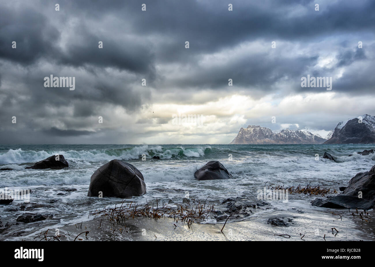 Sturmwolken über Strand, Lofoten, Nordland, Norwegen Stockfoto