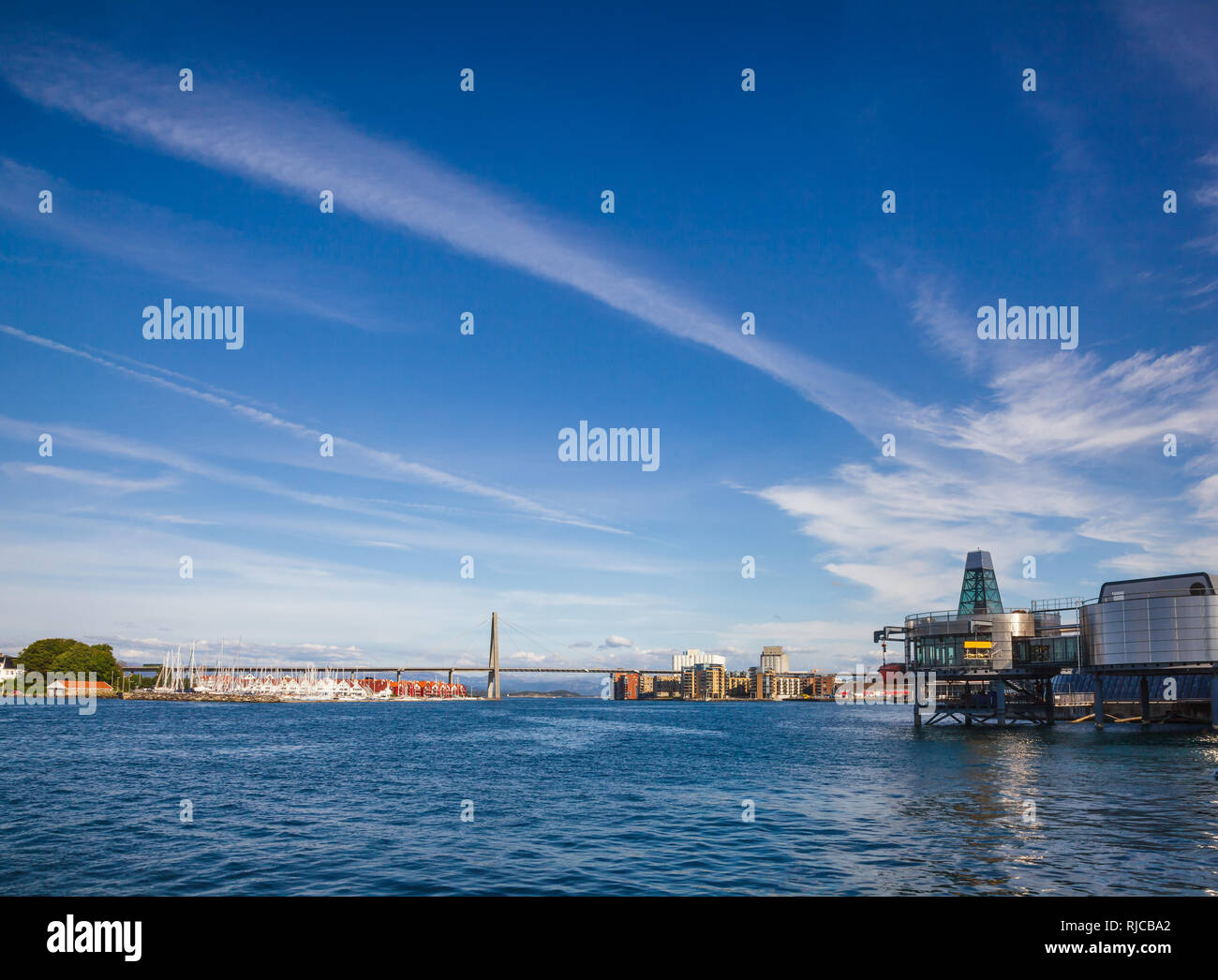 Panoramablick auf ostre Havn der Hafen von Stavanger bei Byfjorden Fjord mit Grasholmen Insel, Brücke und die norwegische Stadt Stavanger Petroleum Museum auf einem Stockfoto