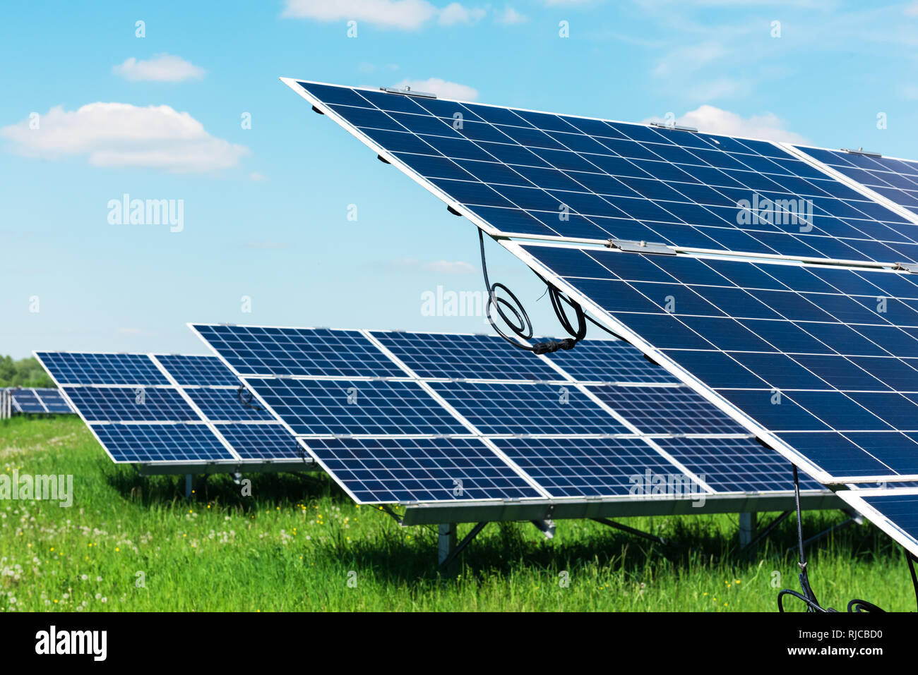 Solar Panel auf und blauer Himmel. Alternative Energie Konzept Stockfoto