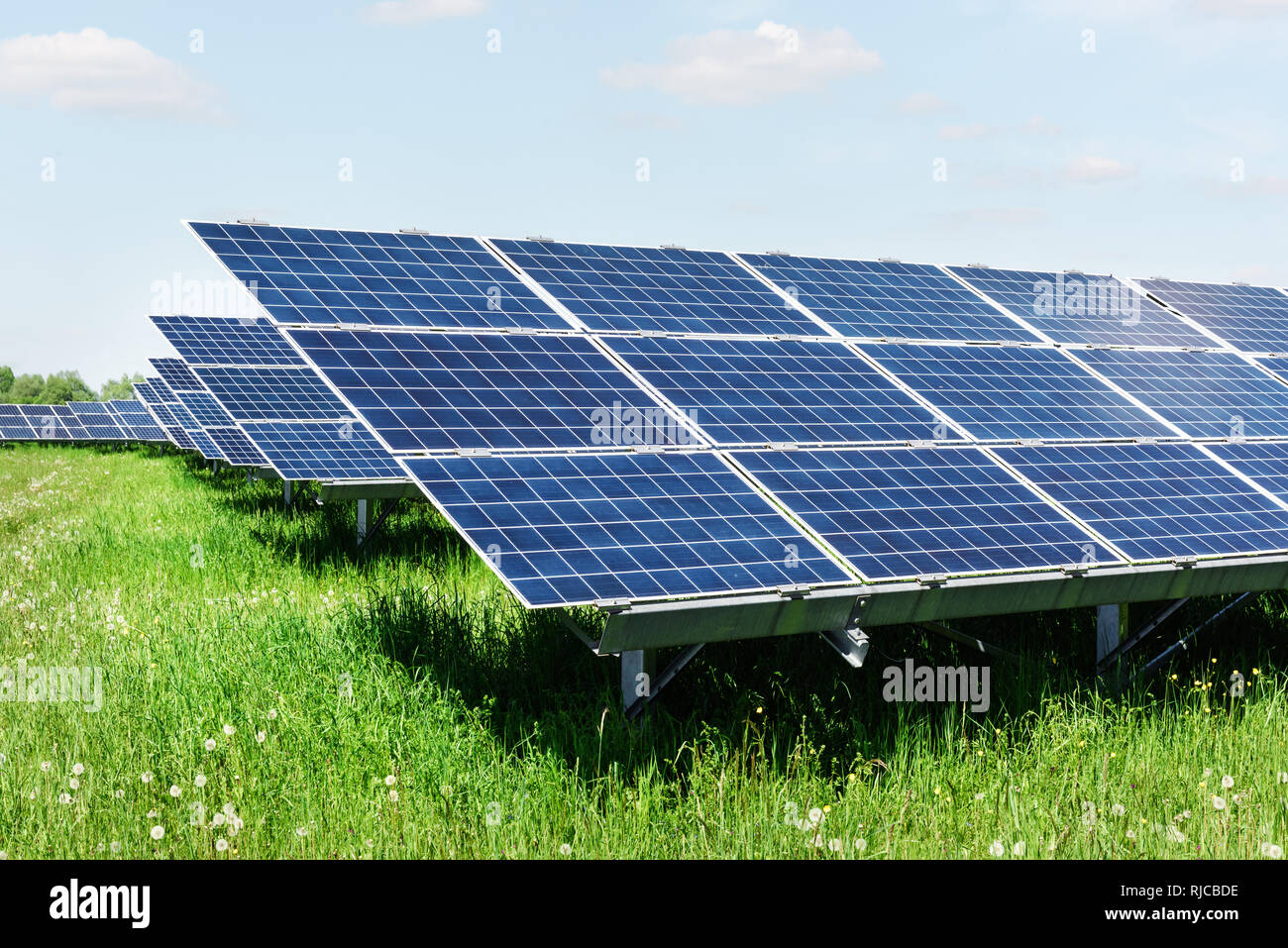 Solar Panel auf und blauer Himmel. Alternative Energie Konzept Stockfoto