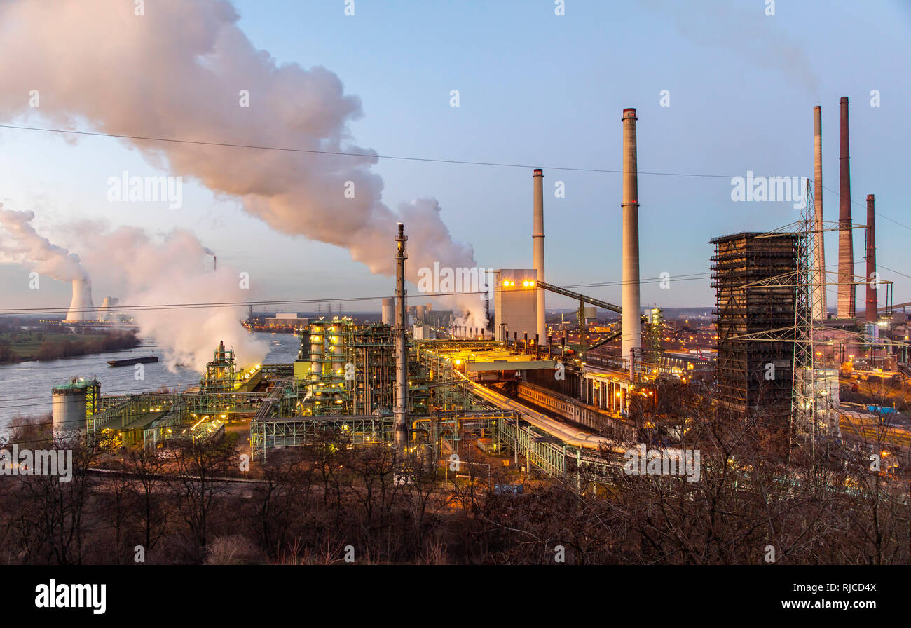 Stahl Standort Duisburg Hamborn, Kokerei Schwelgern ThyssenKrupp Steel, Hochöfen, hinten links und den Kühlturm des Kohlekraftwerk Du Stockfoto