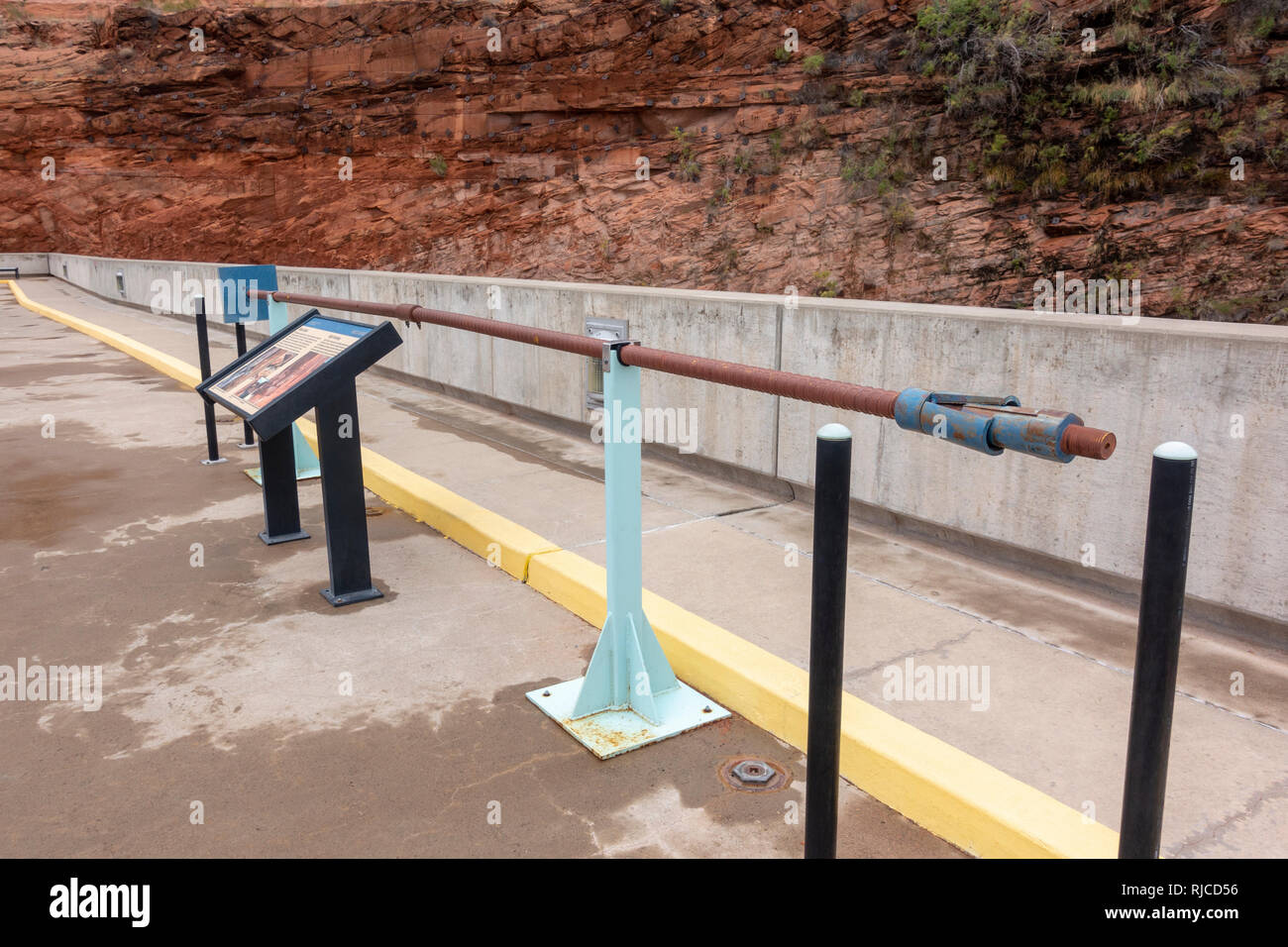 Eine Schraube in die Wände der Navajo Sandstein Mauern um die Glen Canyon Dam verwendet und wie auf der Tour, Page, Arizona, Usa. Stockfoto