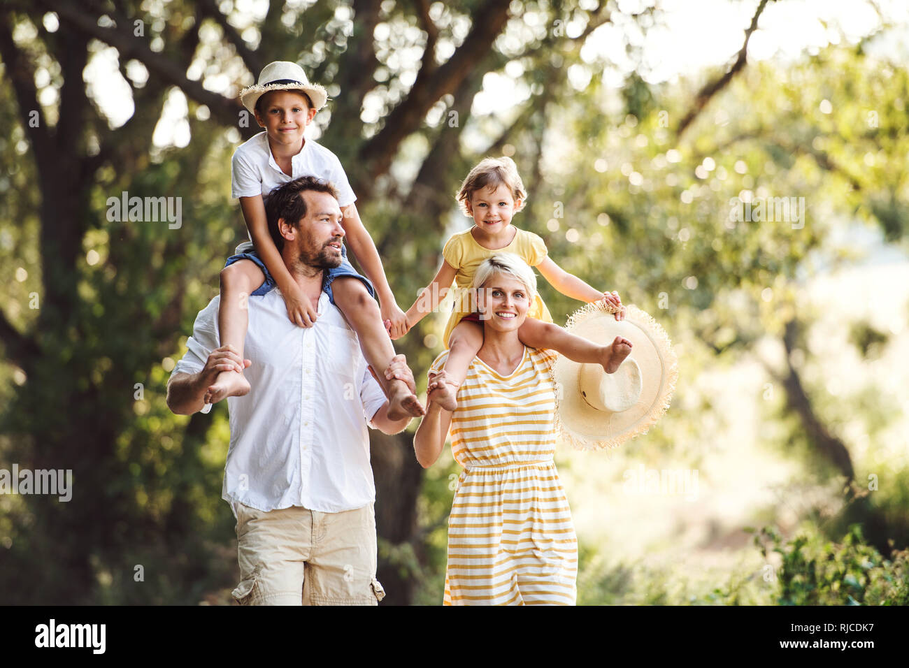 Junge Familie mit kleinen Kindern im sonnigen Sommer Natur. Stockfoto