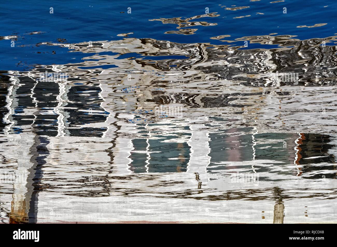 Abstrakte Überlegungen eines Gebäudes auf einer Wasseroberfläche Stockfoto