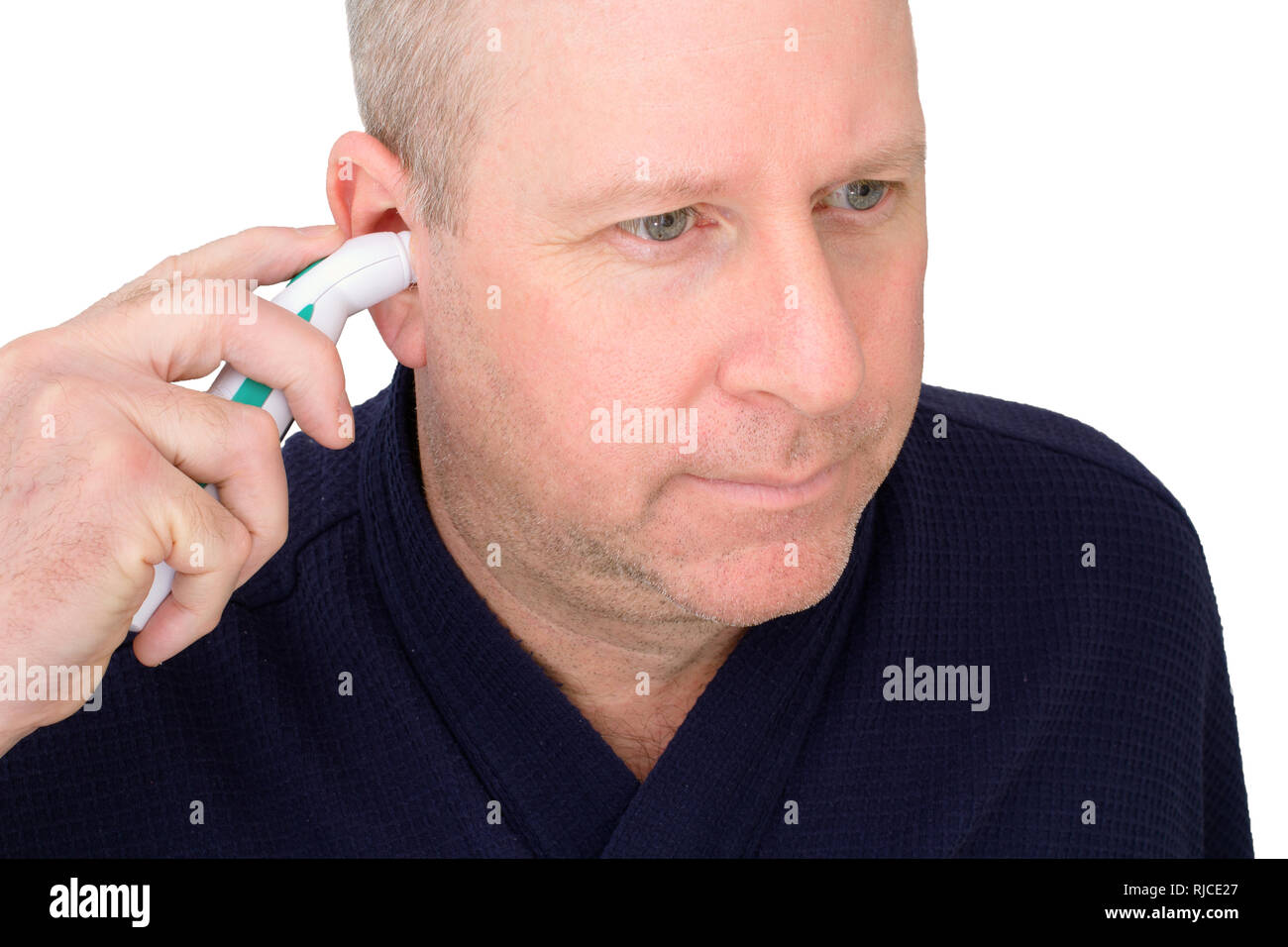 Kaukasier Männlich, die eigene Temperatur mit digitalen Ohr Thermometer. Stockfoto
