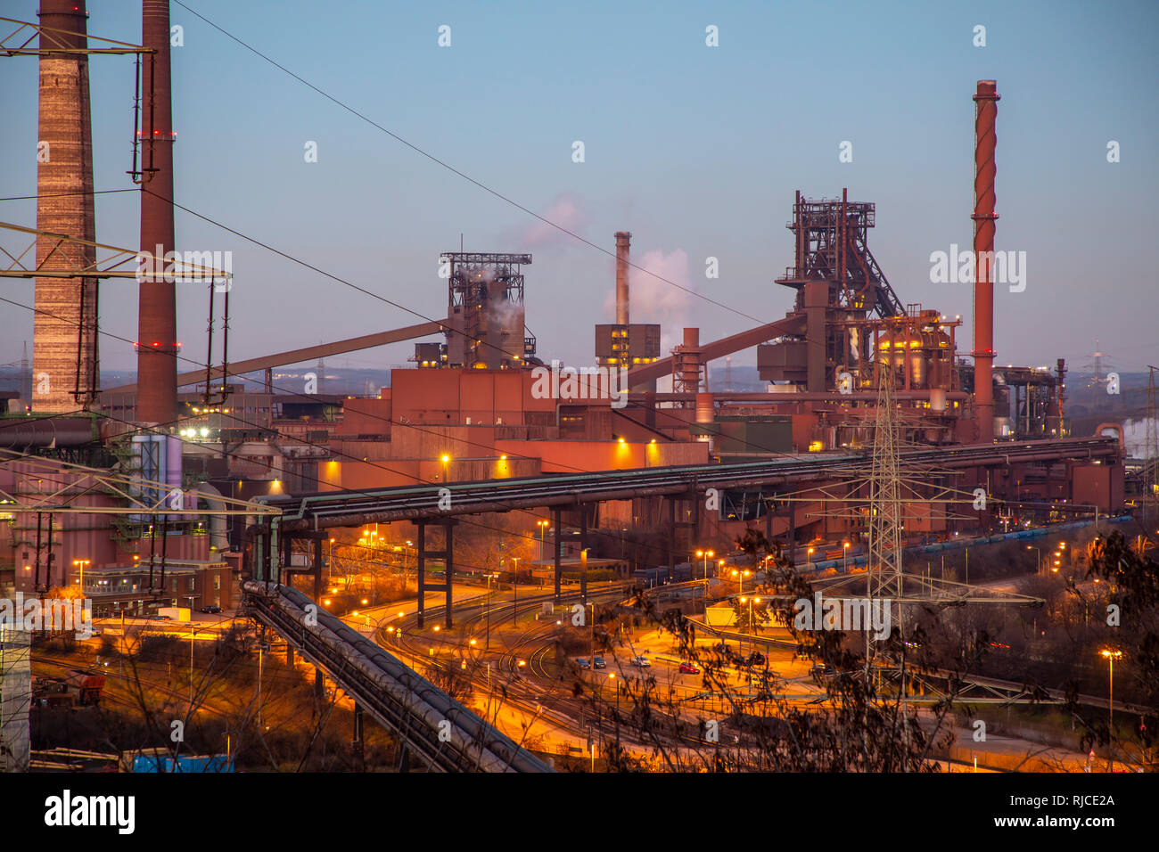 Stahl Standort Duisburg Hamborn, ThyssenKrupp Steel, Hochöfen Schwelgern 1 (schwarzer Riese) und 2, links, Deutschland Stockfoto