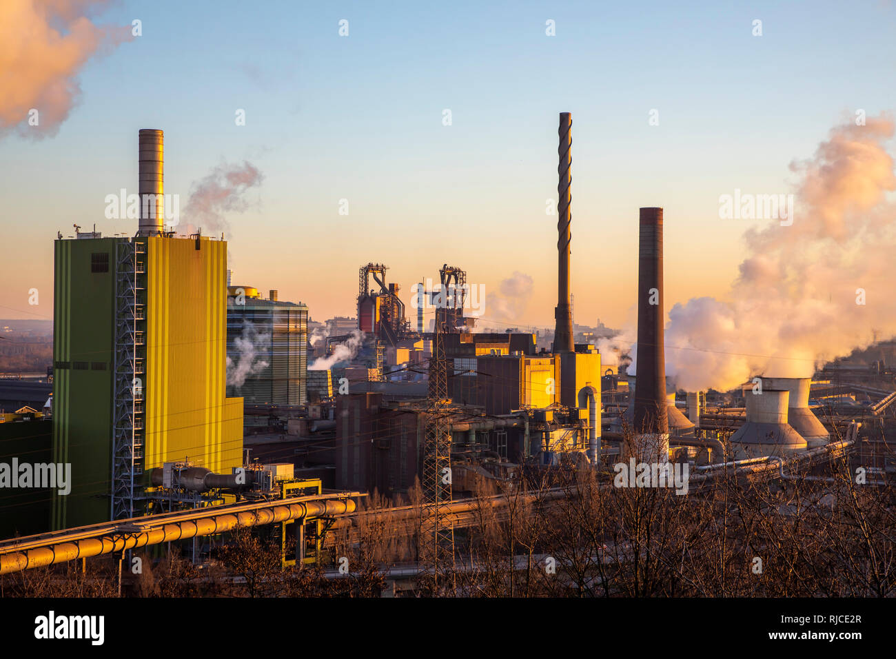 Stahl Standort Duisburg Hamborn, ThyssenKrupp Steel, front, Grün, Hamborn Gas-fired Power Station, hinten, Hochofen 8 und 9, Deutschland Stockfoto