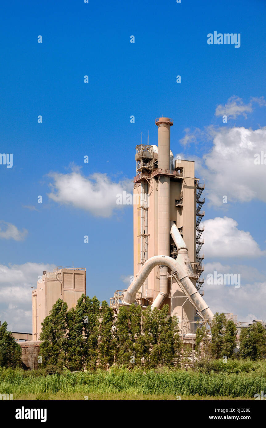 Zementfabriken, Zementmühle, Zementwerk, Zement Drehrohrofen oder Betonwerk oder industriellen Architektur Lorgues Provence Frankreich Stockfoto