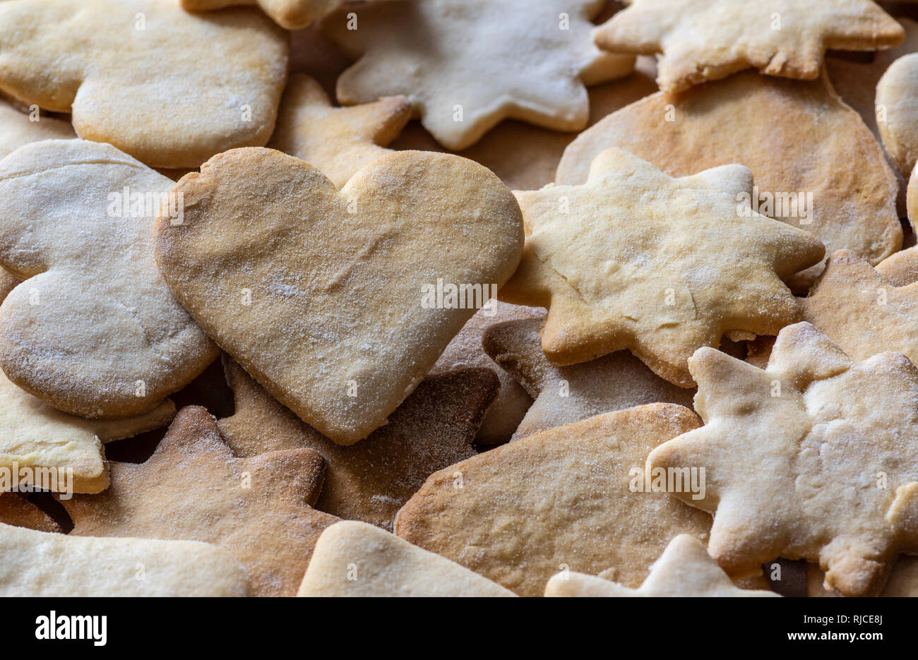 Nahaufnahme auf Stern- und Herzform hausgemachte Cookies Stockfoto