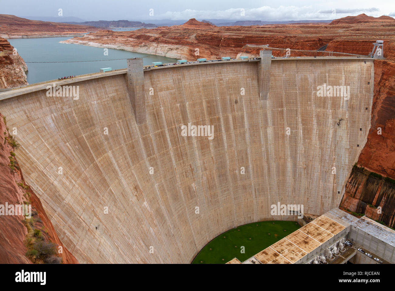 Der Glen Canyon Dam, Page, Arizona, United States. Der Damm ist eine konkrete Bogen - Staumauer auf dem Colorado River im Norden von Arizona, Usa. Stockfoto