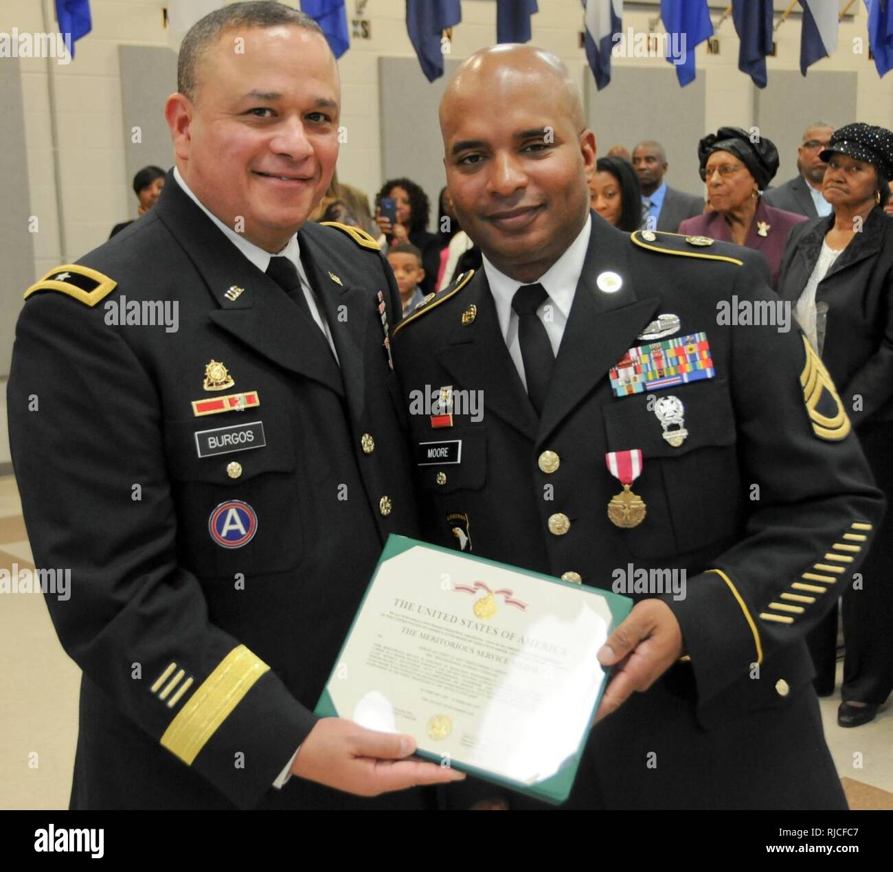 Brig. Gen. Jose R. Burgos, stellvertretender kommandierender General der Armee Finden 99th Regional Support Command, Links, präsentiert die Meritorious Service Medal, Sgt. 1. Klasse Christopher Moore während dessen Pensionierung Zeremonie vom 5.Nach einer 30-jährigen Karriere beim Militär. Moore wieder Pflicht als Support- Mitarbeiter für das Gelbe Band Wiedereingliederung Event 4. März in der Hershey Lodge in Hershey, Pennsylvania. Das gelbe Band Reintegration ist ein Departement für Verteidigung - große Anstrengungen, um die wohl zu fördern Soldaten und Familien, indem Sie sie mit wichtigen Ressourcen im gesamten Stockfoto