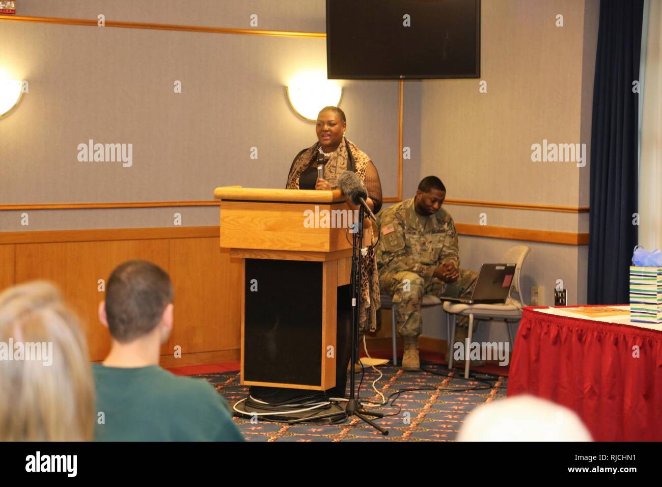 Reverend Peggy M. Williams mit dem Berg Zion Baptist Church von Madison, Wis., gibt Ihrer Präsentation während der Installation die Einhaltung von Martin Luther King Jr. Day am 31.01.11, 2018, am Fort McCoy, Wis Williams, ein Eingeborener von Greenville, Ala., promovierte im Dienst in der christlichen Gemeinschaft Entwicklung und einen Master-Abschluss der Göttlichkeit aus dem Norden Baptistischen Theologischen Seminary-Lombard, Illinois Williams diente als der empfohlene Gastredner für die Veranstaltung. Stockfoto