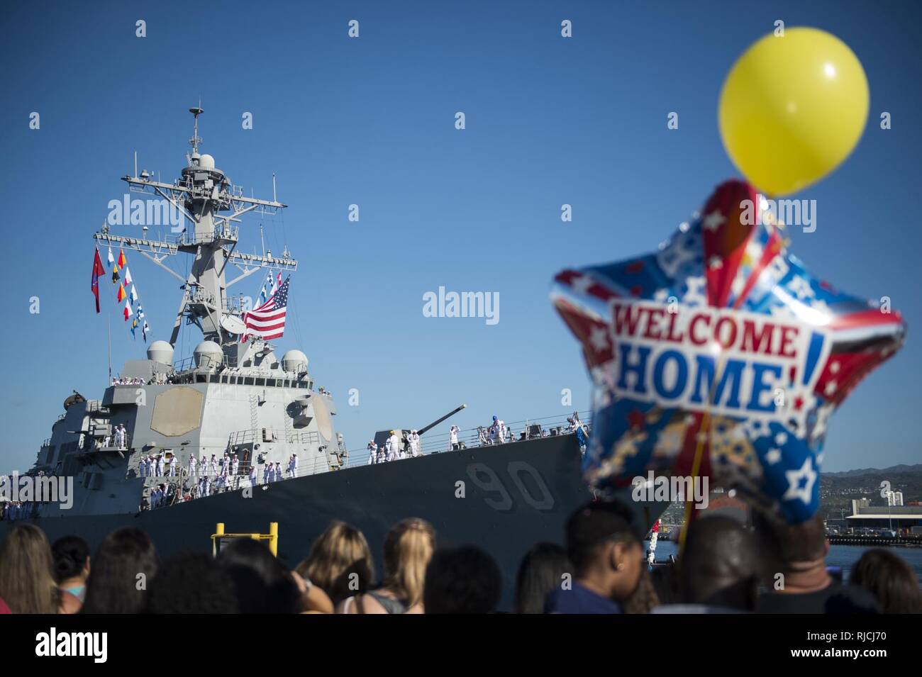 PEARL HARBOR (Jan. 12, 2018) Geführte Anti-raketen-Zerstörer USS Chafee (DDG90) liefert die gemeinsame Basis Pearl Harbor-Hickam aus einer unabhängigen Einsatz für den westlichen Pazifik und Südamerika, Jan 12. Während bereitgestellt, das Schiff durchgeführt Theater die sicherheitspolitische Zusammenarbeit und maritime Präsenz Operationen mit den Partnerstaaten im gesamten Pazifikraum. Chafee engagiert in multinationalen Übungen mit marinen aus Chile, Peru, der Republik Korea und Japan Maritime Self Defense Force, unter anderen Ländern. Ihr Team wieder mehr als 800 kg illegaler Betäubungsmittel während das Wasser der Flotte patrouillieren. Zusätzliche Stockfoto