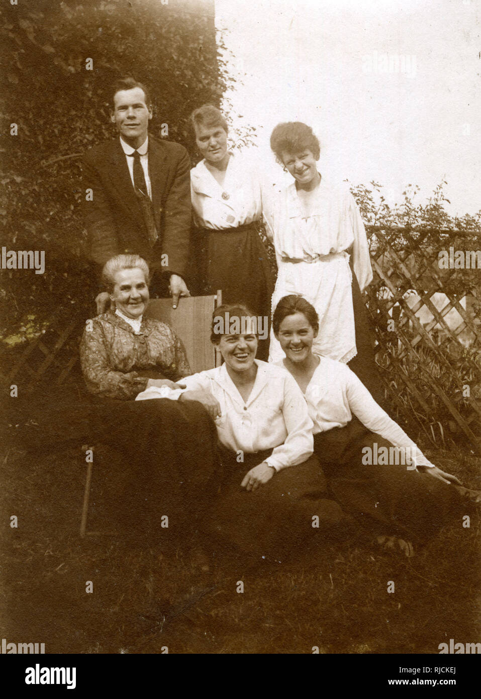 Gruppenfoto, sechsköpfige Familie in einem Garten Stockfoto