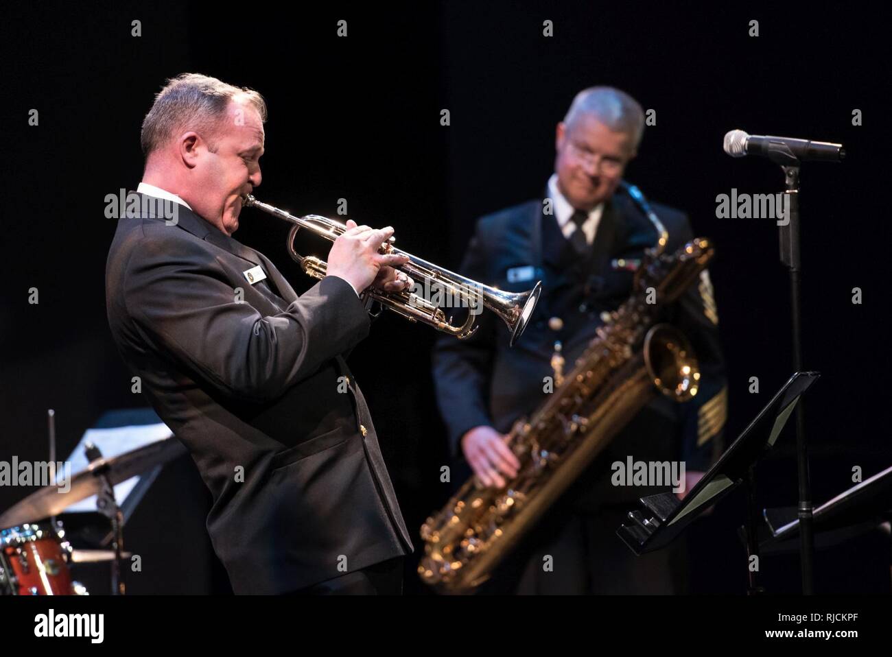 FAIRFAX, Va. (Jan. 13, 2018) Chief Musikers Timothy Stanley führt auf internationaler Saxophon Symposium der US-Navy Band an der George Mason University in Fairfax, Virginia. Die internationale Saxophon Symposium ist der Marine Band größten outreach Veranstaltung jedes Jahr mit Tausenden von Studenten, Lehrer, Künstler und andere Teilnehmer aus der ganzen Welt. Stockfoto