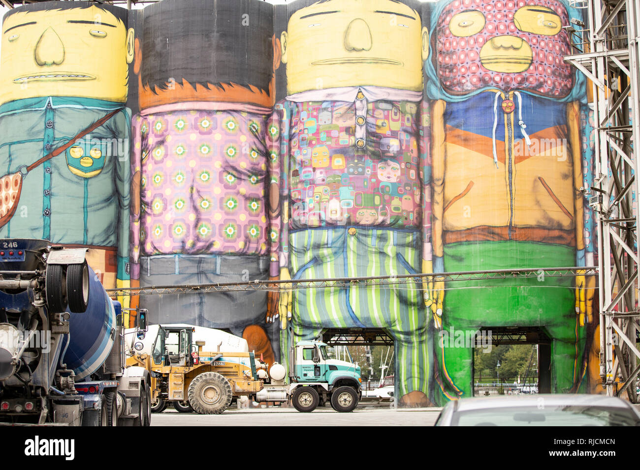 Kanada, British Columbia, Vancouver, bunt bemalte Tanks am Hafen. Stockfoto