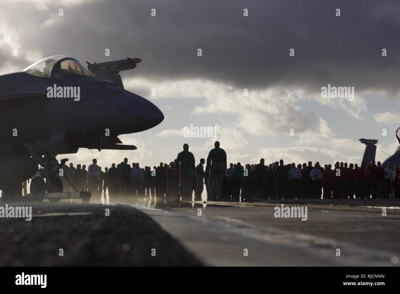 Pazifik (Jan. 15, 2018) Segler der Nimitz-Klasse Flugzeugträger USS Carl Vinson (CVN 70) Line Up auf dem Flugdeck für ein Fremdkörper Fremdkörper (FOD) walkdown in Vorbereitung für den Flugbetrieb. Die Carl Vinson Streik Gruppe ist, die in den Pazifik als Teil einer regelmäßigen Bereitstellung. Stockfoto