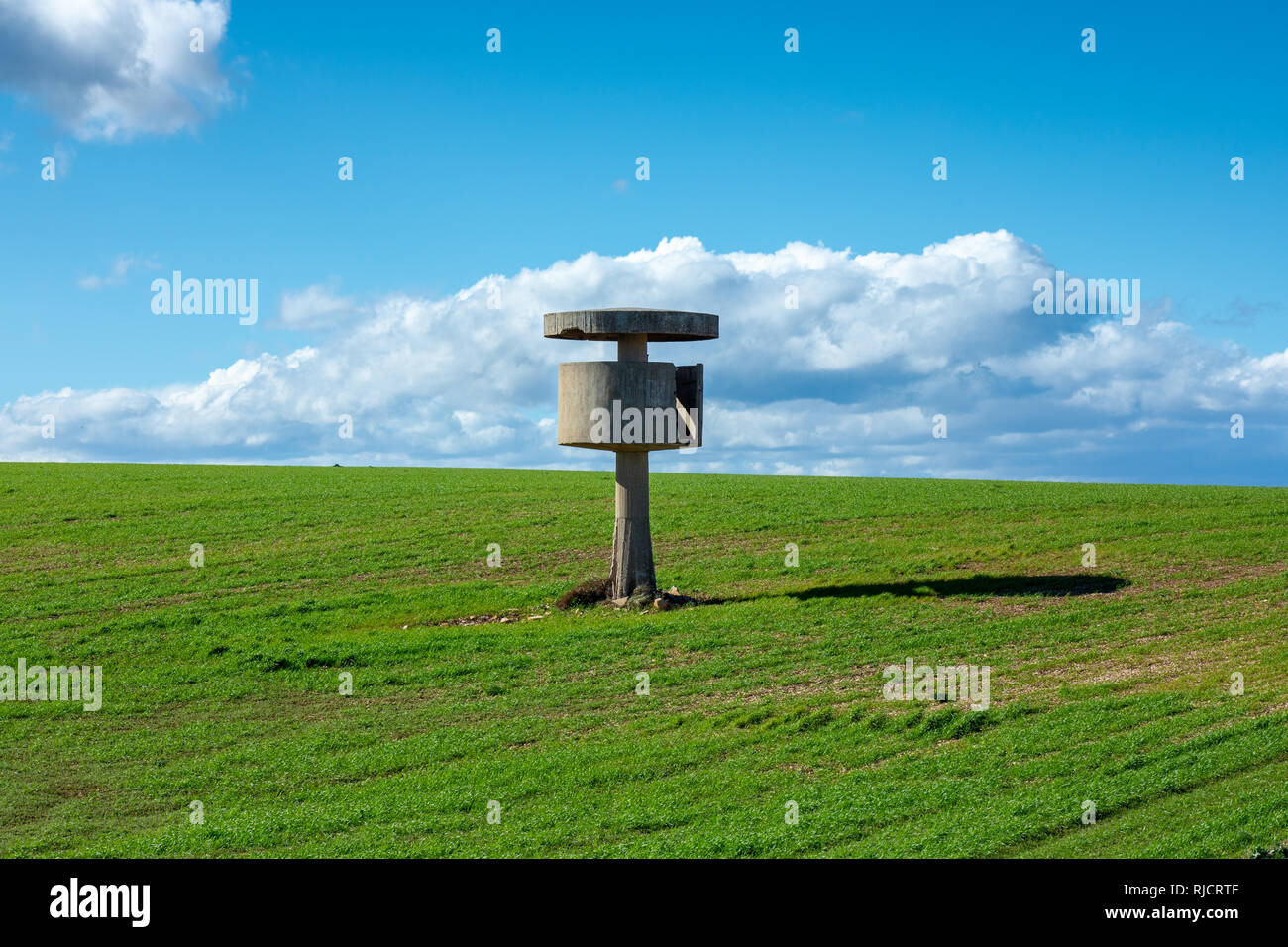Alten, Verlassenen konkrete Wachtturm auf einem grünen Hügel, Apulien, Italien Stockfoto