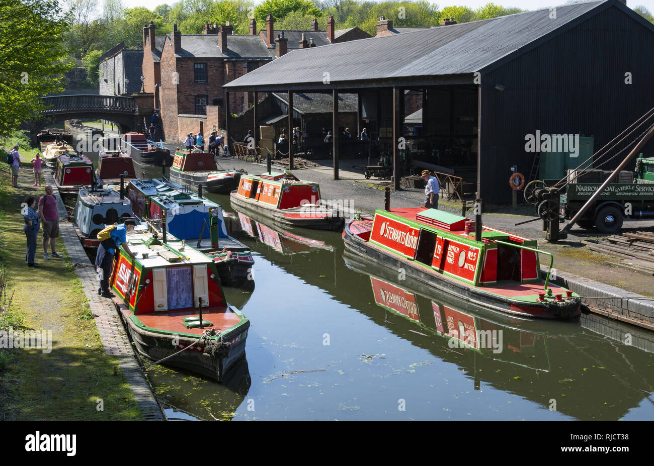 Kanalschiffe und die Walzmühle im Black Country Living Museum in Dudley, West Midlands, England, Großbritannien Stockfoto