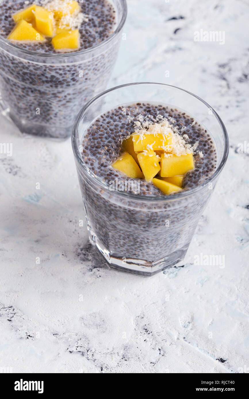 Mango Chia pudding Mandelmilch in Gläsern, gesundes Frühstück essen, Leckere vegane Nachspeise oder Zwischenmahlzeit Stockfoto