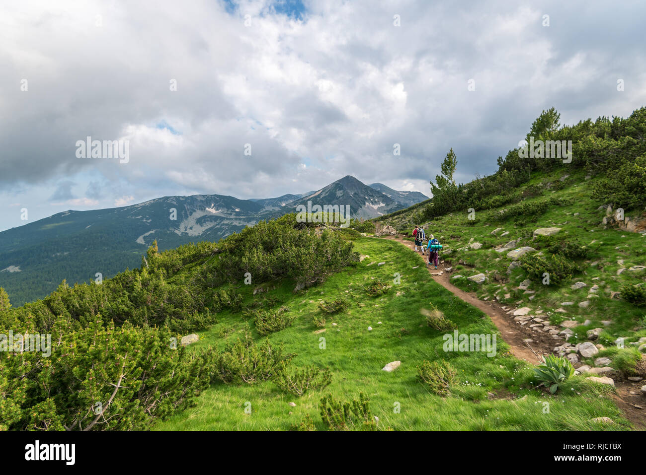 Zwei Wanderer in den Bergen mit den Rucksäcken auf sonnigen Sommertag. Mountain Trek in Bulgarien. Stockfoto