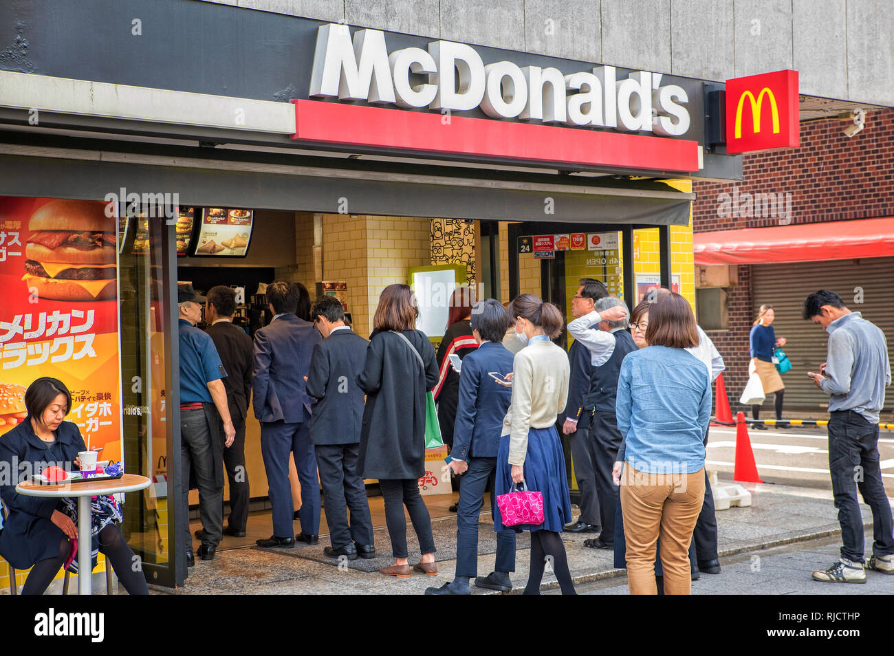 Mittagessen Zeit Warteschlange für Lebensmittel Stockfoto