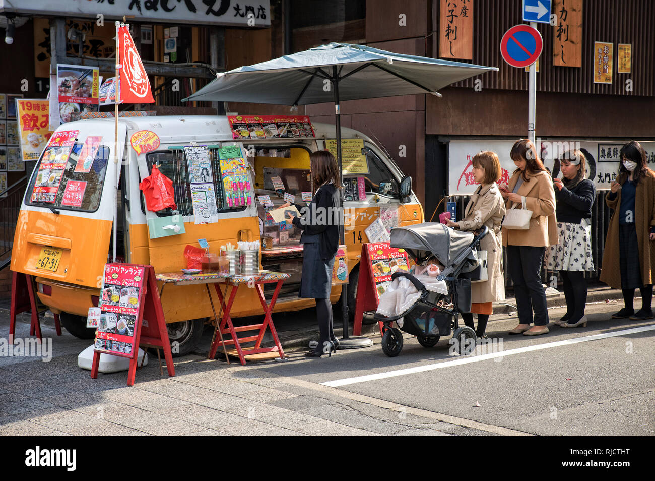 Mittagessen Zeit Warteschlange für Lebensmittel Stockfoto