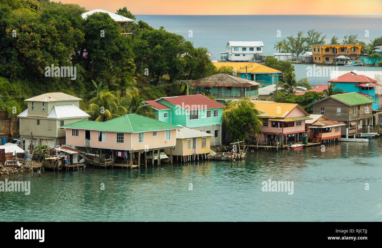 Häuser auf Stelzen in der Oak Ridge von Roatan, Honduras. Stockfoto