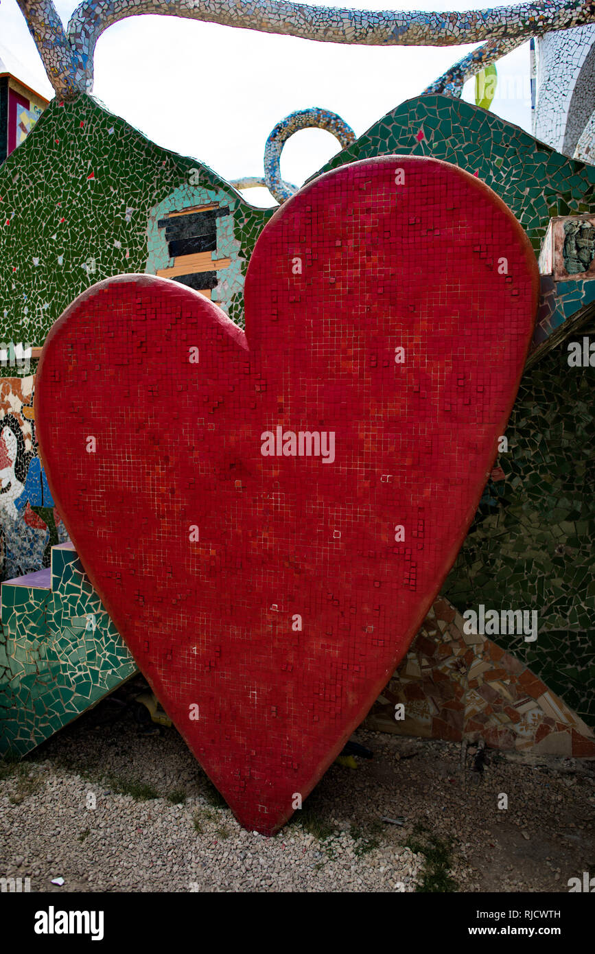Große rote Herzen, Fusterlandia, Havanna, Kuba Stockfoto