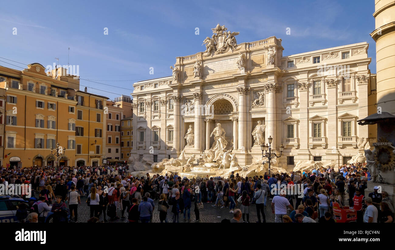 Touristen am Trevi-Brunnen in Rom, Italien Stockfoto