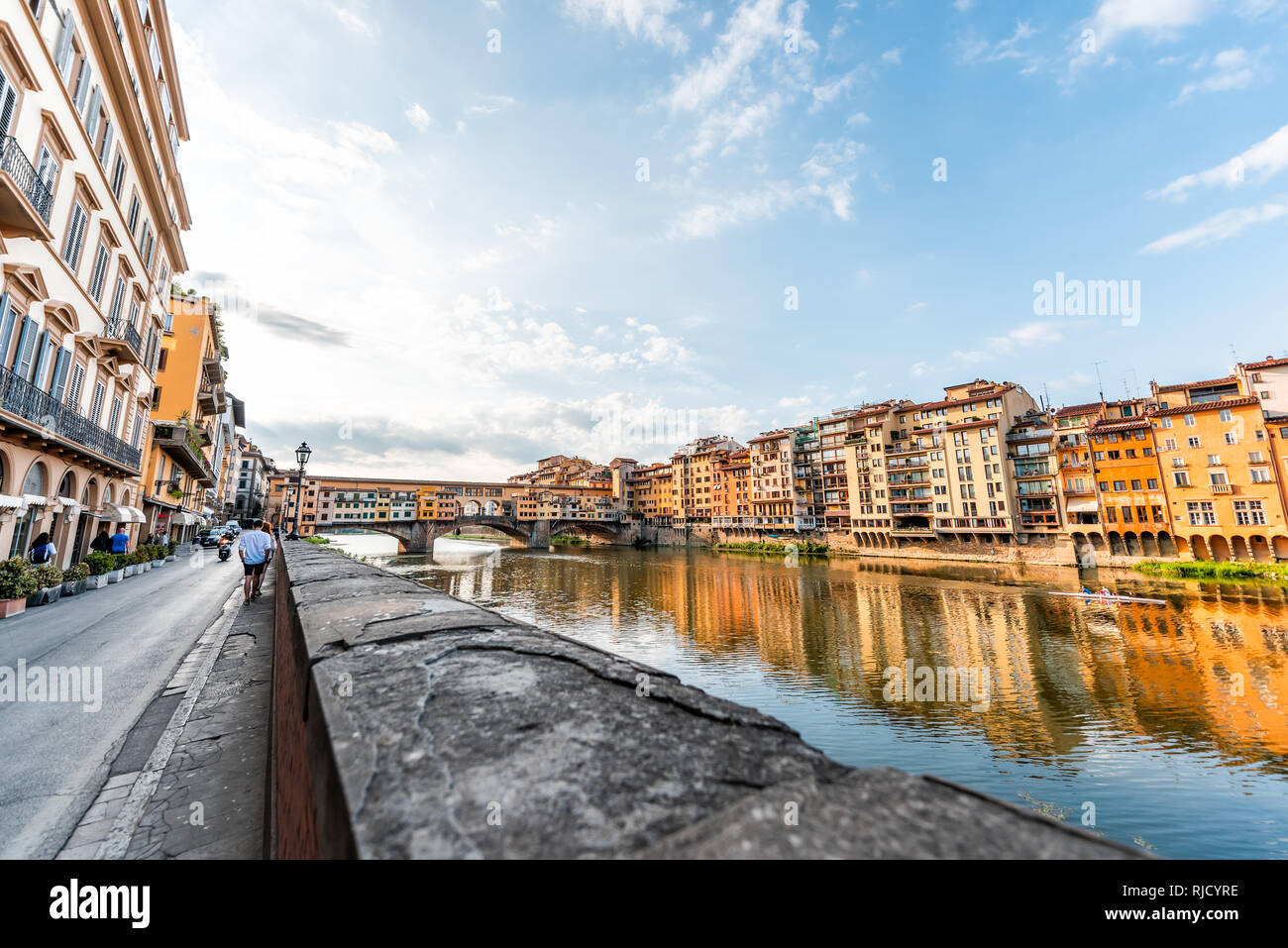 Florenz, Italien - 30 August 2018: orange gelb Firenze farbenfrohe Gebäude und Arno im Sommer Sonnenaufgang in der Toskana Stockfoto