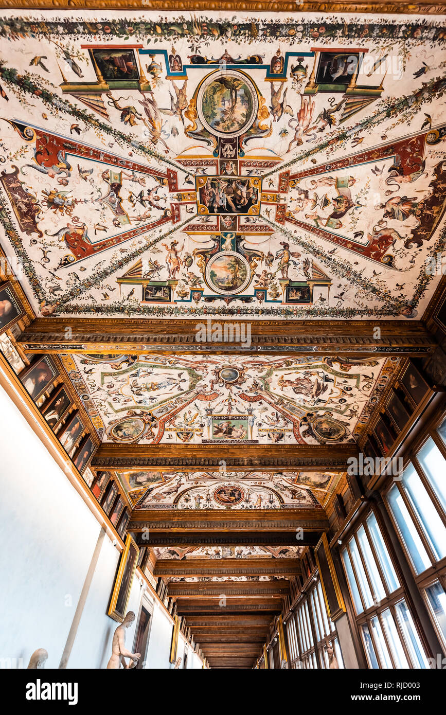 Firenze, Italien - 30. August 2018: Im berühmten Florenz Uffizi Kunst Museum Galerie Halle mit Architektur Innenausbau und Decke in der Toskana scu Stockfoto