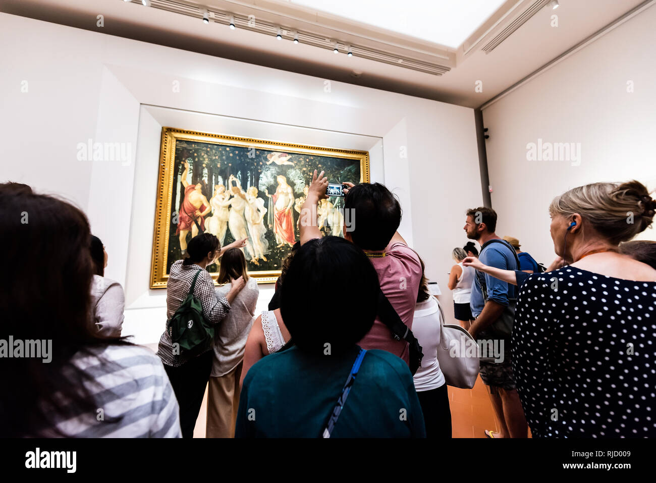 Firenze, Italien - 30. August 2018: Viele Leute stehen, die im berühmten Florenz Uffizi Kunst Museum Galerie Halle mit Botticellis Gemälde "L Stockfoto