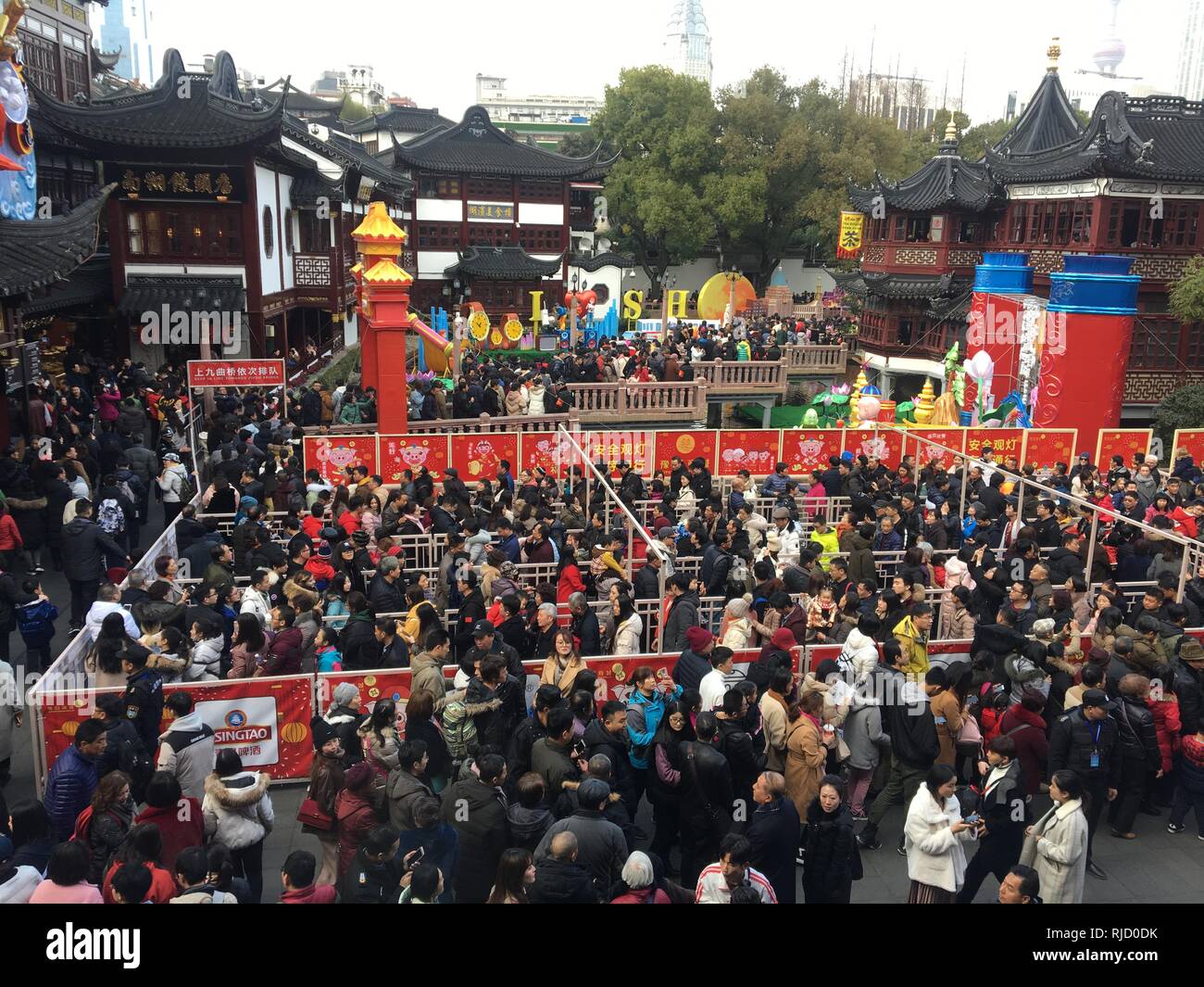 Massen von Menschen der neun - Brücke in Yuyuan Garten während des chinesischen neuen Jahres zu besuchen. 02/04/2019. Shanghai. China. Stockfoto