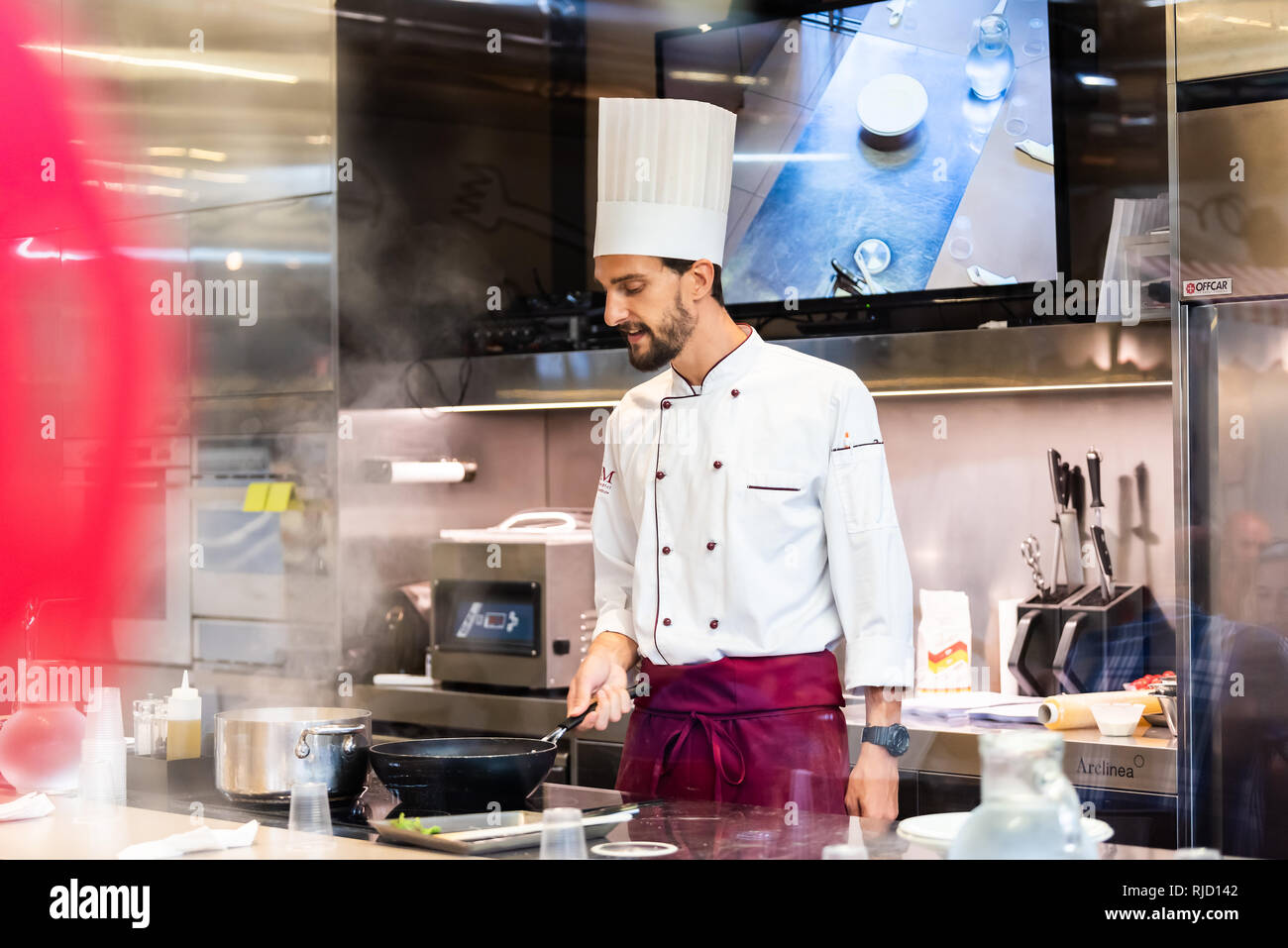 Florenz, Italien - 30 August 2018: Küche Restaurant in Firenze Mercato Centrale Central Market mit Koch Koch Lehre vorbereiten essen Kochkurs Stockfoto