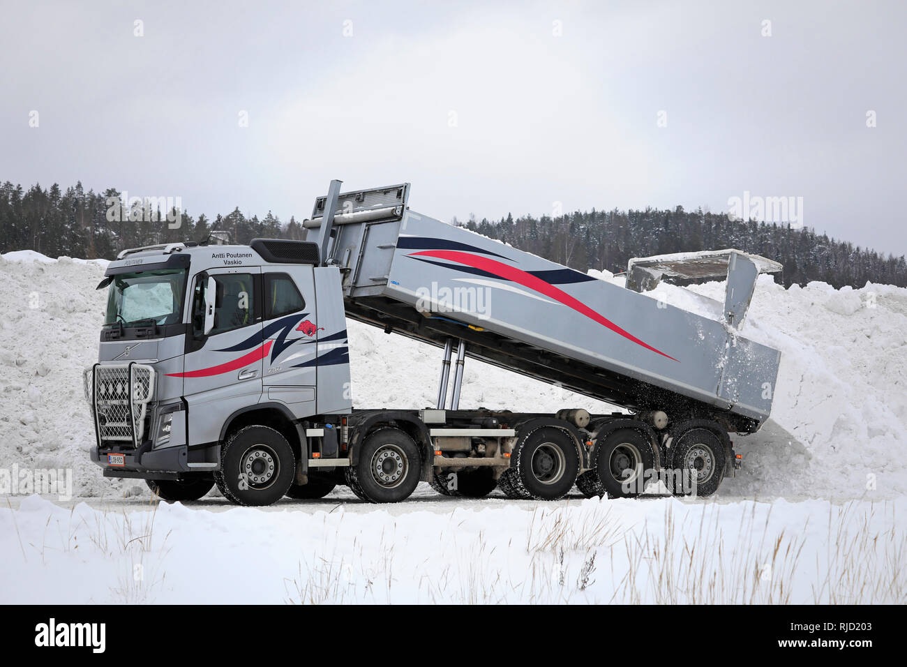 Salo, Finnland - Februar 2, 2019: Volvo FH 16 750 Kipper entlädt Schnee von den Straßen und Parkplätze an den kommunalen Schnee dumping Bereich geräumt. Stockfoto