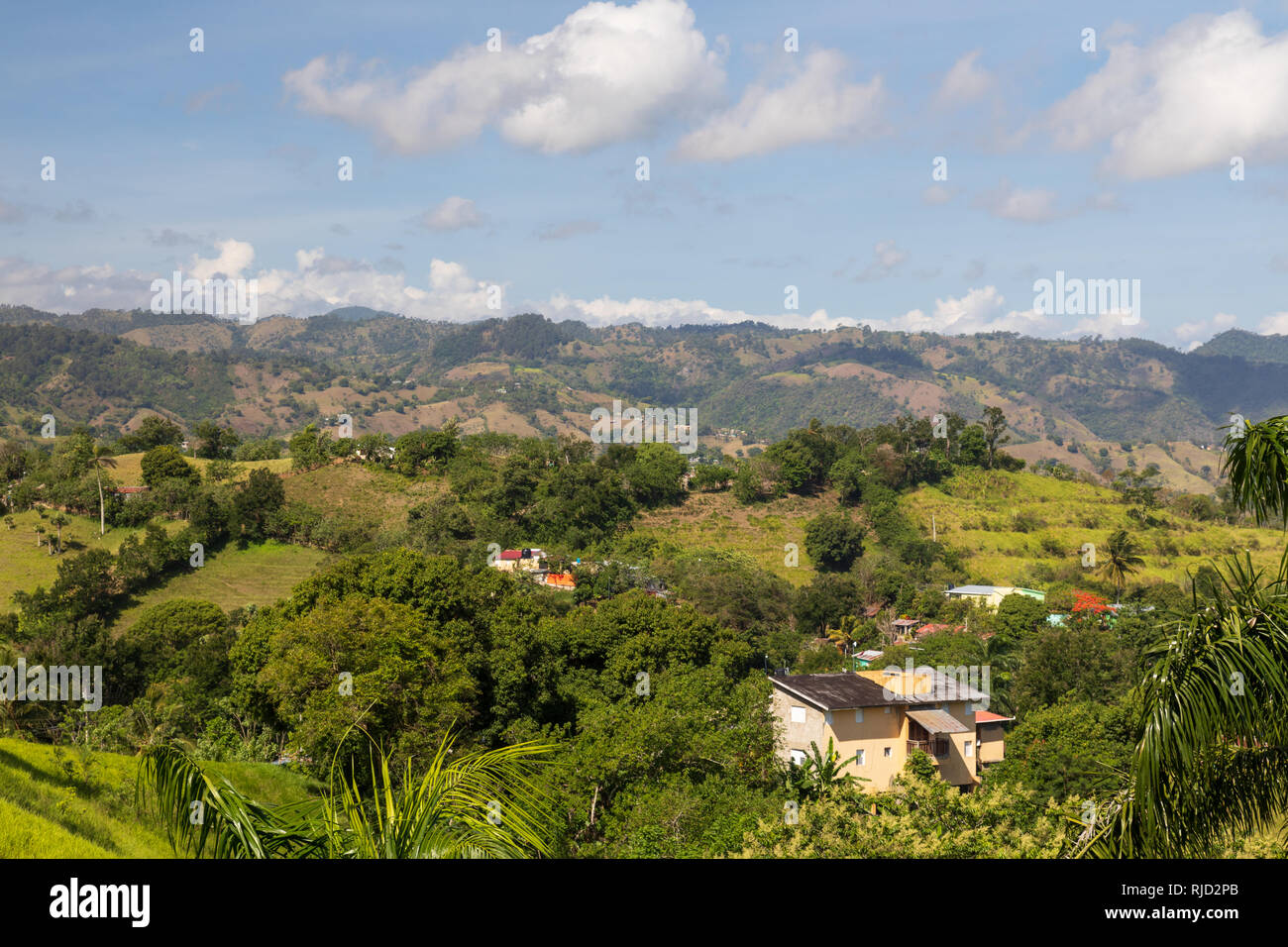 Häuser auf einem Hügel in der Nähe von Santiago Stockfoto