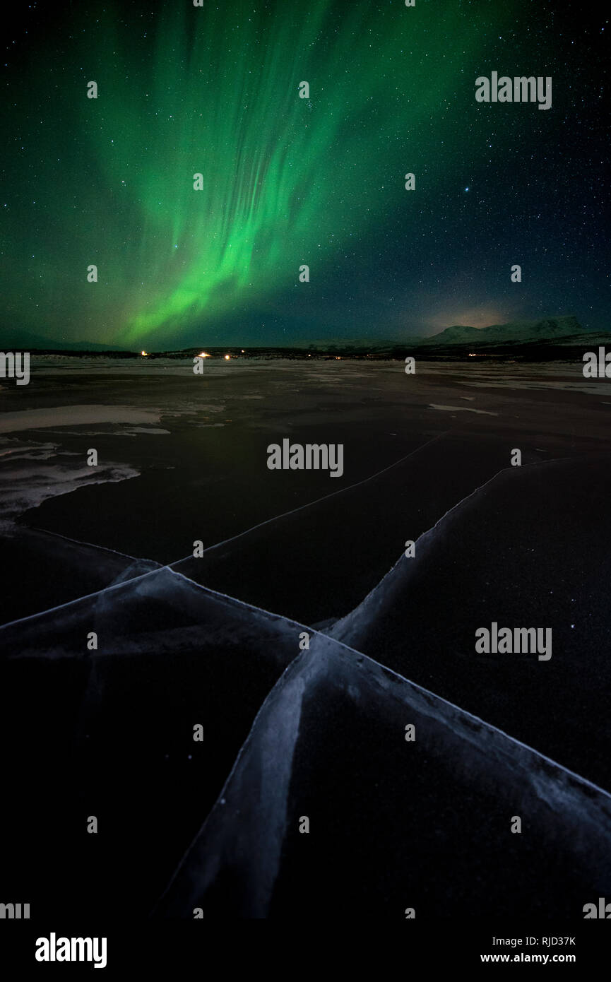 Aurora borealis über den See Tornetrask, Abisko, Schweden Stockfoto