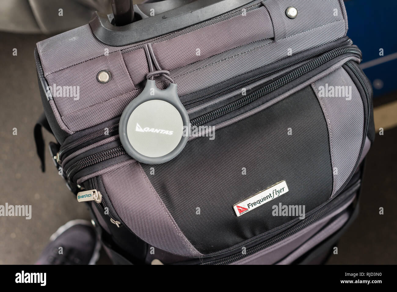 Qantas Smart Tags auf Koffer Stockfoto
