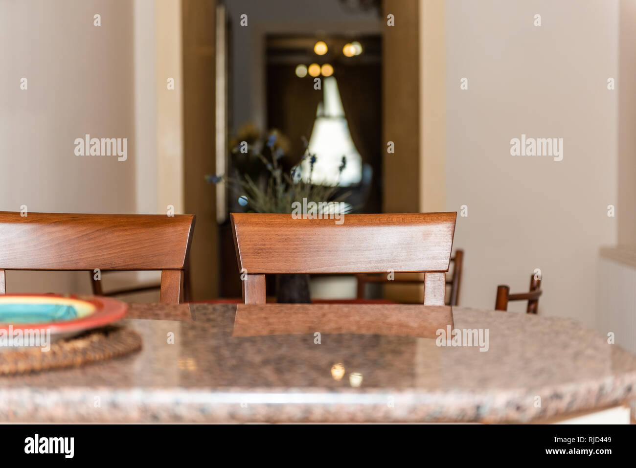 Moderne Holz- Braun orange Arbeitsplatte in der Küche und Granit Arbeitsplatte bar mit zwei Stühlen in der kleinen Wohnung Hocker Interieur mit leeren Teller und Co Stockfoto