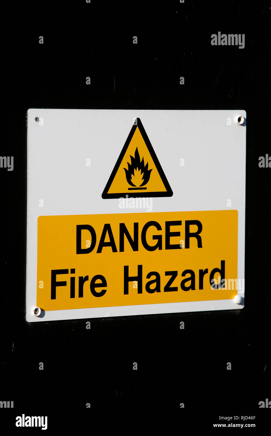 Allgemeine Ansichten einer Gefahr Brandgefahr Schild an einer Tür in West Sussex, UK. Stockfoto