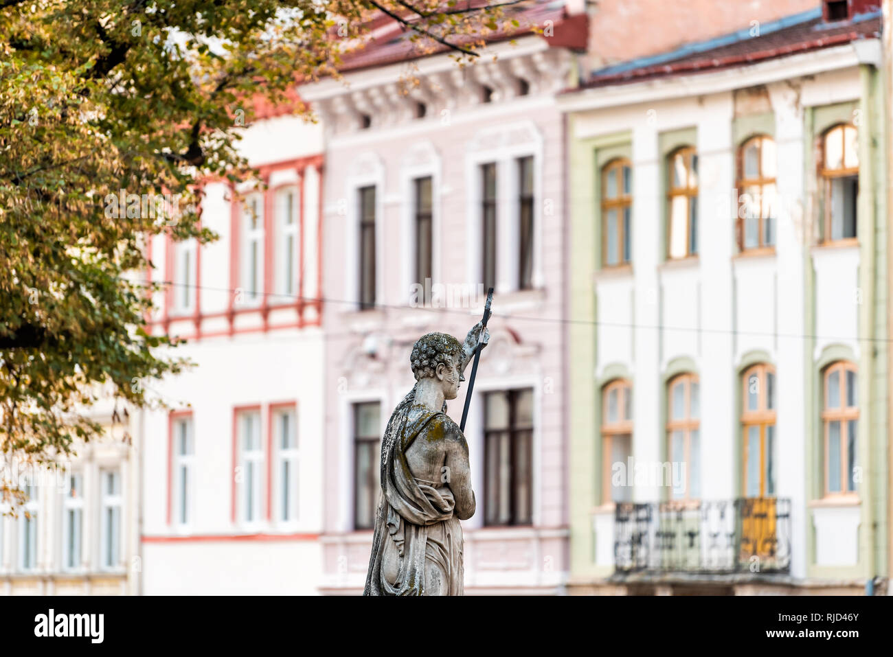 Lemberg, Ukraine Detailansicht der Ukrainischen polnische Stadt in der Altstadt Marktplatz und Brunnen Skulptur von Neptun während des Tages farbenfrohe historische Bui Stockfoto
