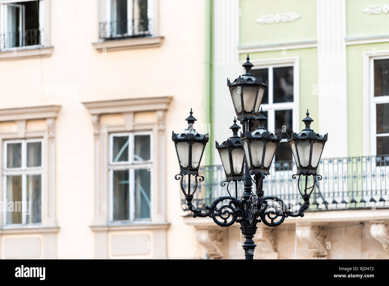 Lemberg, Ukraine Nahaufnahme des Ukrainischen polnische Stadt in der Altstadt Marktplatz und vintage Laterne während des Tages farbenfrohe historische Gebäude außen Stockfoto
