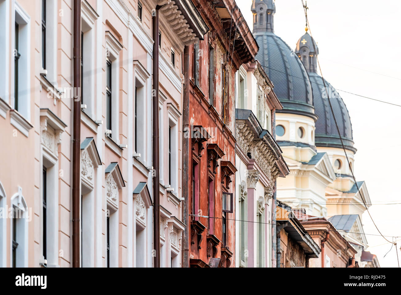 Lemberg, Ukraine Straßenbild Seitenwand Muster in historischen Ukrainischen polnischen Lvov Stadt bei Tag im sonnigen Sommer farbenfrohe Gebäude Straße in Alt Stockfoto