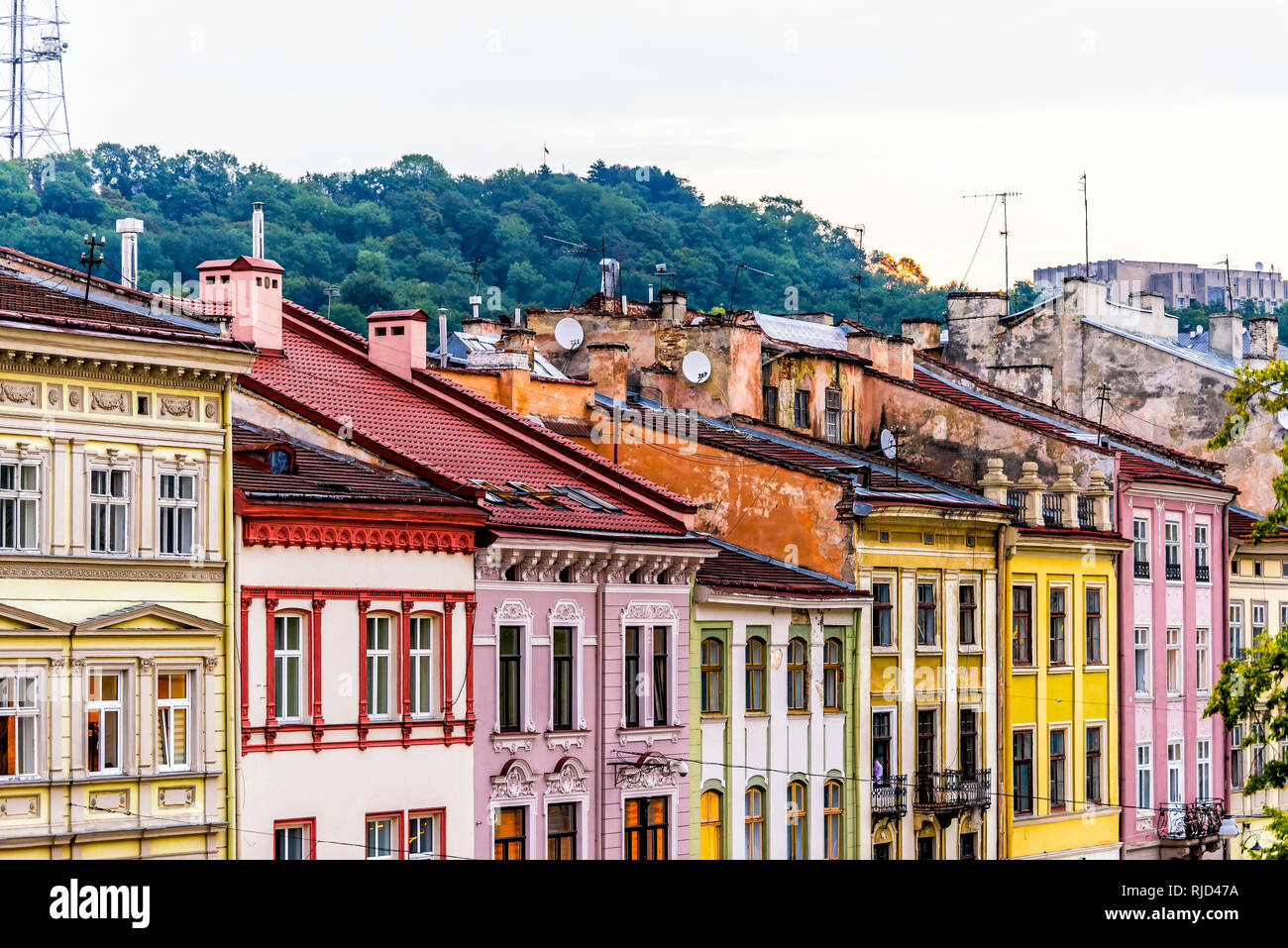 Historische Lviv, Ukraine Stadtbild Exterieur mit bunten gelb rot rosa Gebäude der Marktplatz in der Altstadt am Abend Sonnenuntergang Cognac Stockfoto
