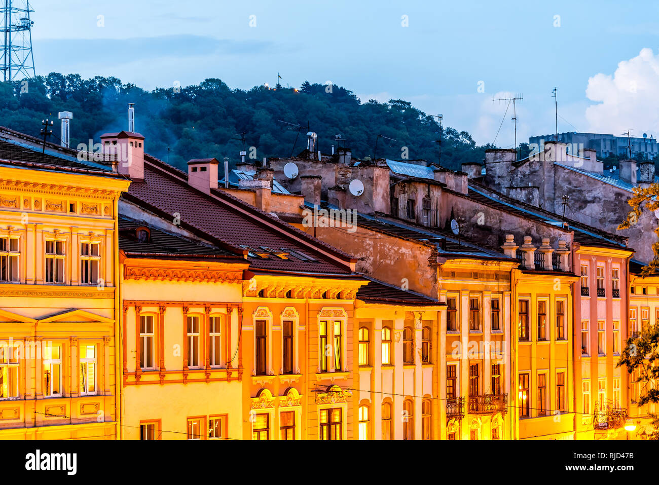 Historische Lviv, Ukraine Stadtbild außen mit gelben Gebäude der Marktplatz in der Altstadt am Abend Nacht beleuchtet Cognac Häuser Stockfoto