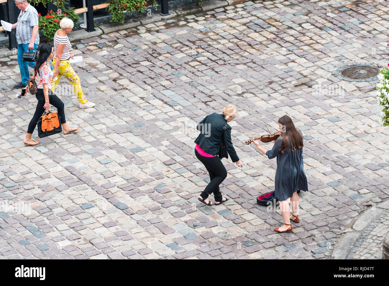 Lemberg, Ukraine - 31. Juli 2018: Antenne Hohe Betrachtungswinkel und der historischen Ukrainischen polnische Stadt in der Altstadt Marktplatz mit Frau spielen Violine bei Tag Stockfoto
