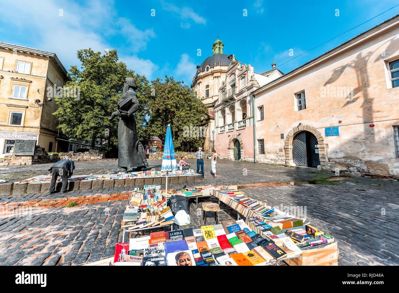 Lemberg, Ukraine - August 1, 2018: Straße in der Stadt während der Tag mit Altstadt und Iwan Fjodorow Statue auf muzeina Bloshynyy Knyzhkovyy Rynok Square Stockfoto
