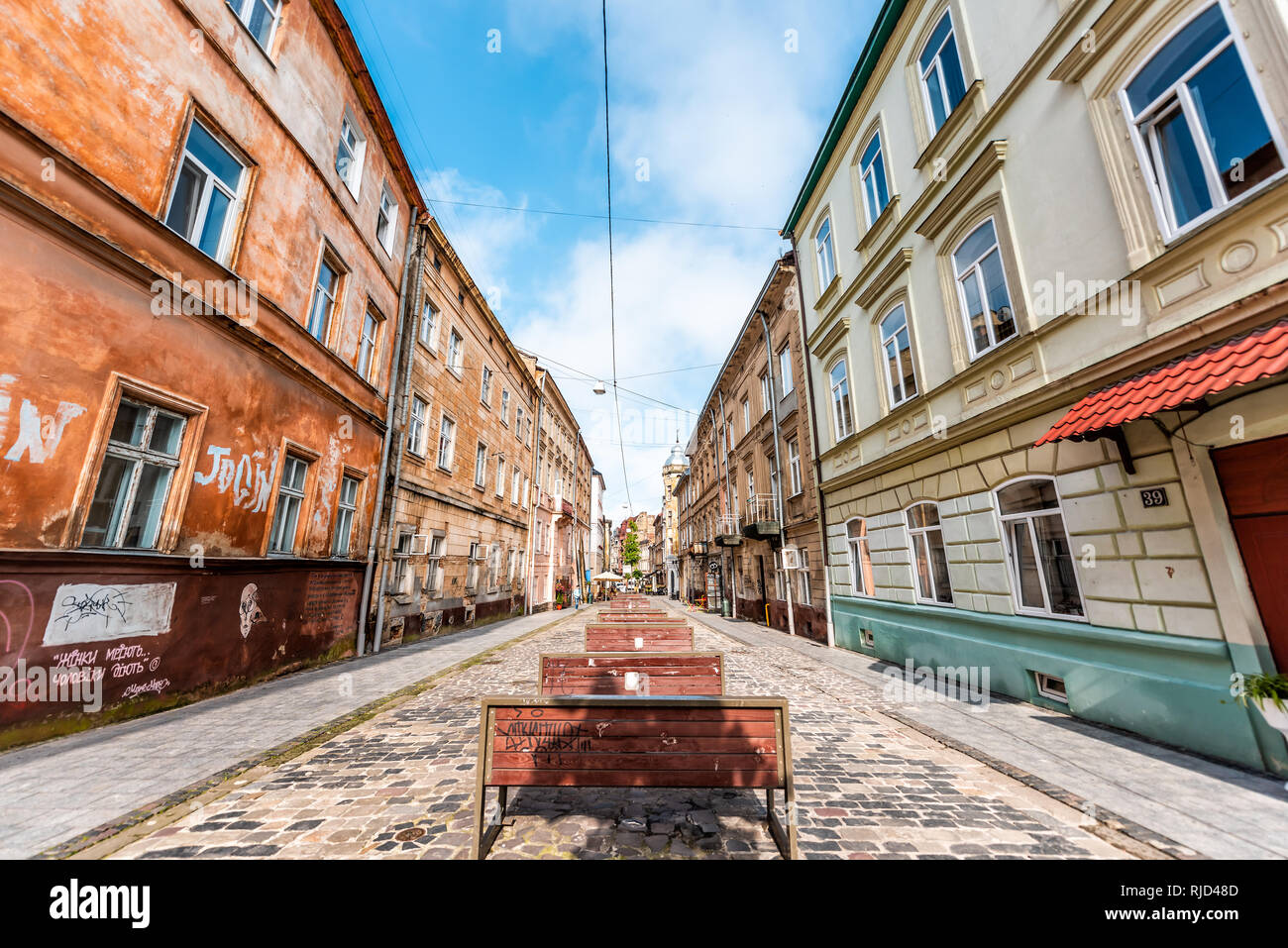 Lemberg, Ukraine - August 1, 2018: straßenbild Stadtbild in historischen Ukrainischen polnischen Lvov Stadt bei Tag Gebäude Gasse Straße in der Altstadt mit benche Stockfoto
