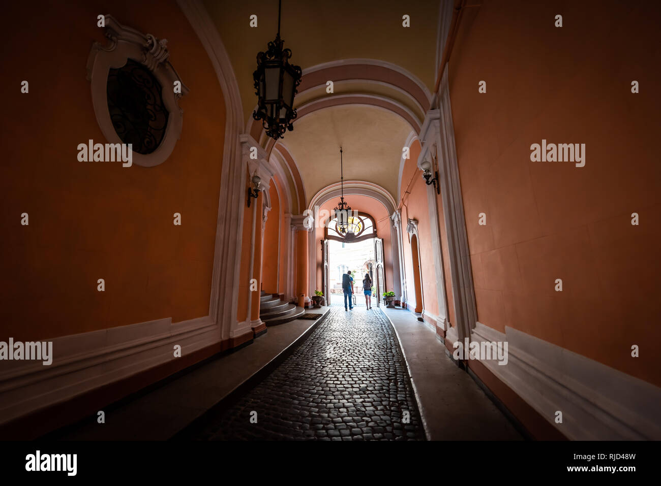 Lemberg, Ukraine - August 1, 2018: Virmenska St bunt Orange Gebäude historische Architektur in der ukrainischen Stadt von armenischen Kathedrale mit Tunnel Stockfoto